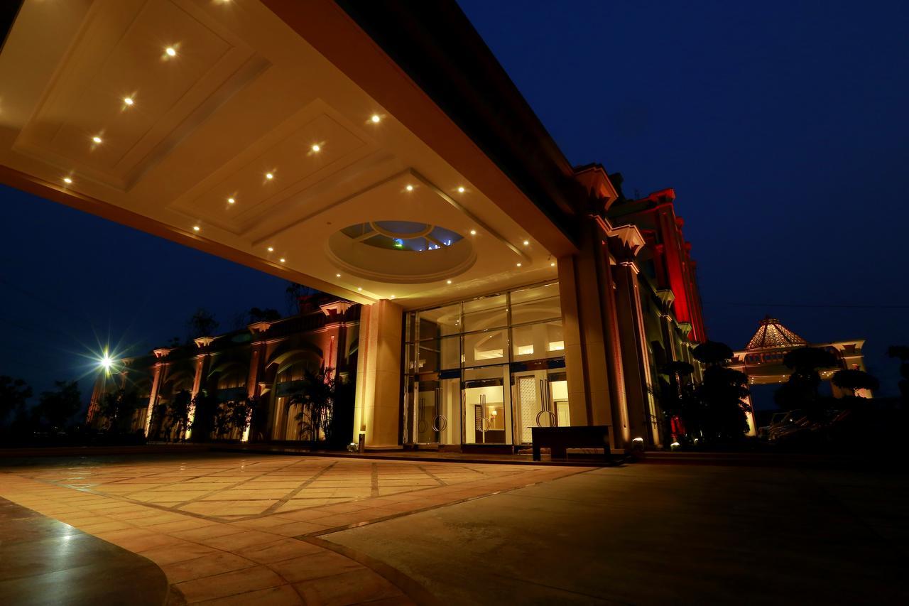 Golden Galaxy Hotels & Resorts Faridabad Exterior photo